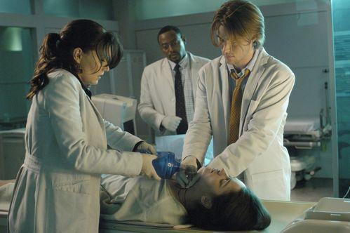 Foreman, Cameron et Chase passent des examens à la patiente.