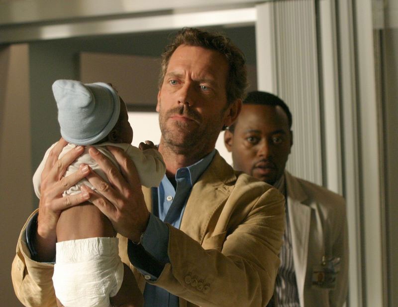 Foreman rejoint House auprès d'un des bébés malade.
