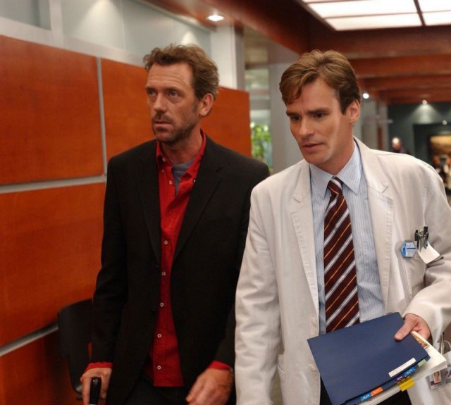 House et Wilson dans les couloirs de l'hôpital.