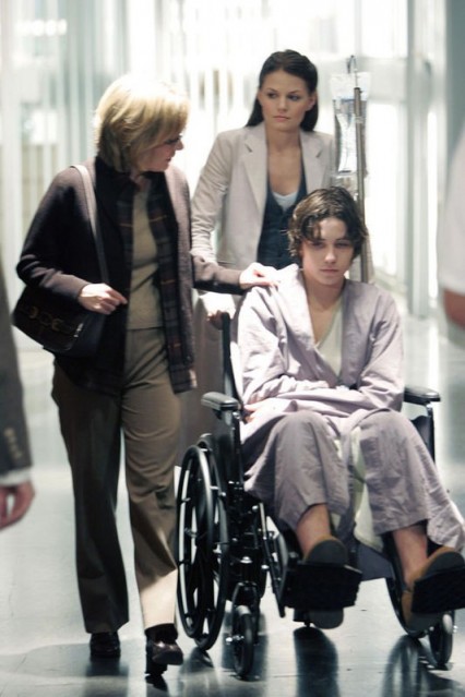 Le patient victime d'empoisonnement accompagné de sa mère et de Cameron.