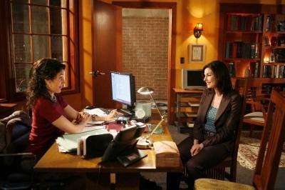Stacy discute avec Cuddy dans le bureau de cette dernière.