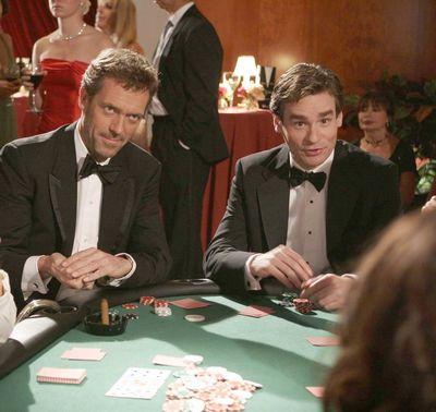 House et Wilson joue au poker caritatif organisé par l'hôpital.