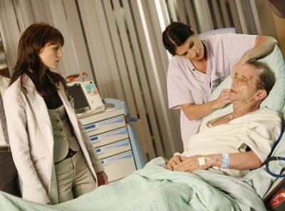 Cameron discutant avec Ezra Powell, le patient.