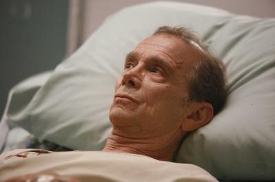 Ezra Powell dans son lit d'hôpital.