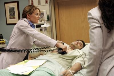 Le docteur Charles en arret cardiaque, Cameron essaye de lui sauver la vie.