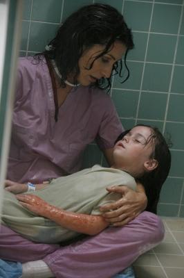 Cuddy dans une douche de l'hôpital avec Alice.
