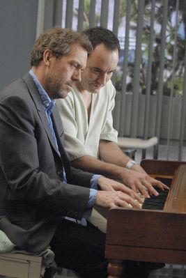 House et son patient font du piano.
