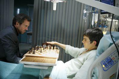 House avec Nate, son patient, un champion d'échecs.