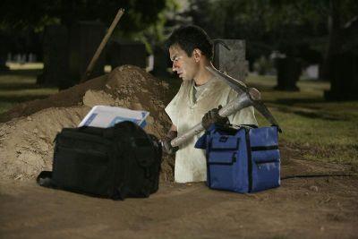 Kutner qui creuse dans le cimetière.