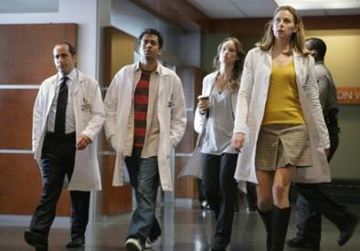 La nouvelle équipe de House dans les couloirs de l'hôpital.