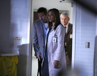Dr. Samira Terzi et House arrive dans la chambre du patient envoyé par la CIA.