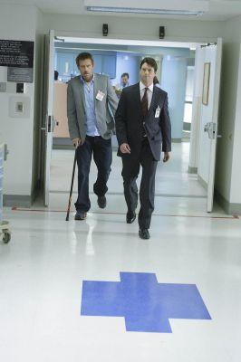 House avec un agent de la CIA dans les couloirs de l'hôpital.