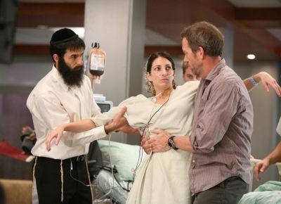 House et sa patiente, une femme qui s'est effondrée lors de son mariage judaïque.