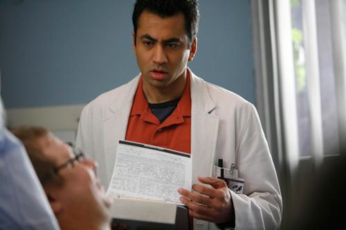 Kutner posant des questions à un patient.