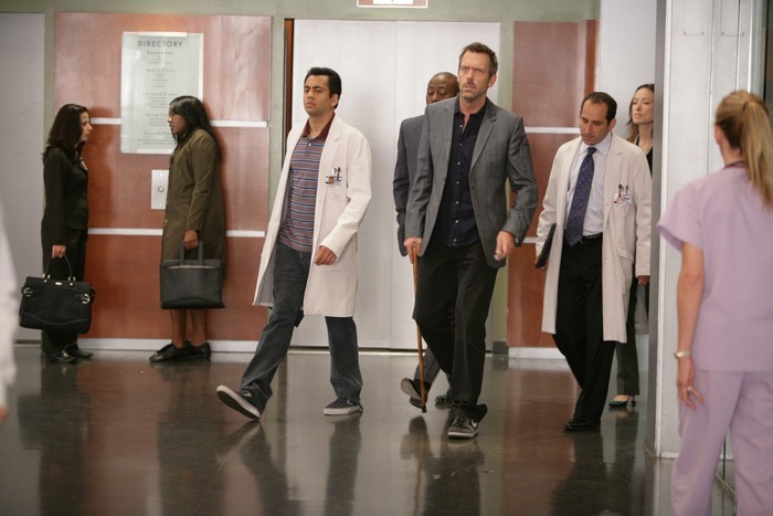 Kutner, House et Taub dans les couloirs de l'hôpital.