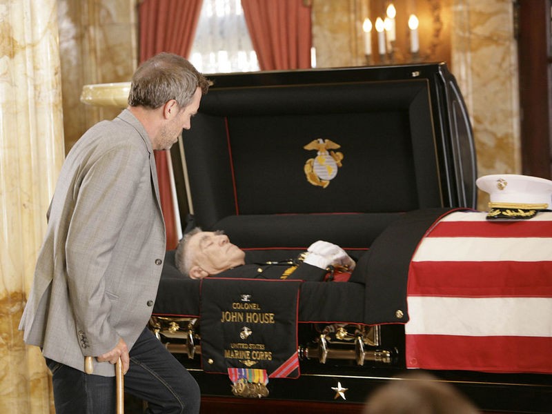 House devant le cercueil de son père.
