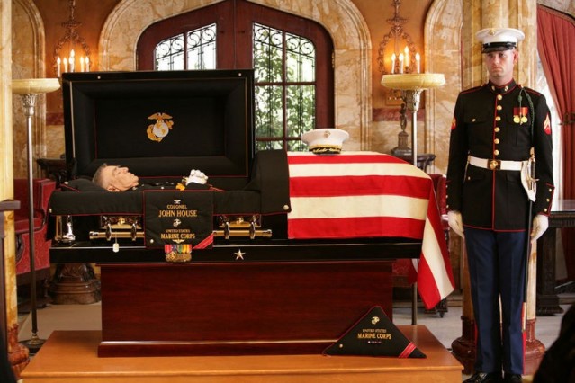 Le cercueil et le corps du père de House.