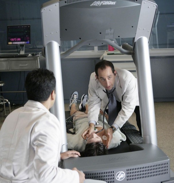 Taub et Kutner s'occupant d'une patiente évanouie pendant un test d'effort.