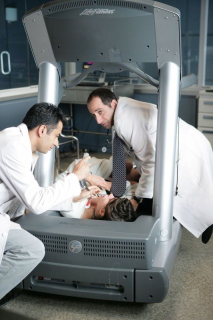 Kutner examine la patiente évanouie.