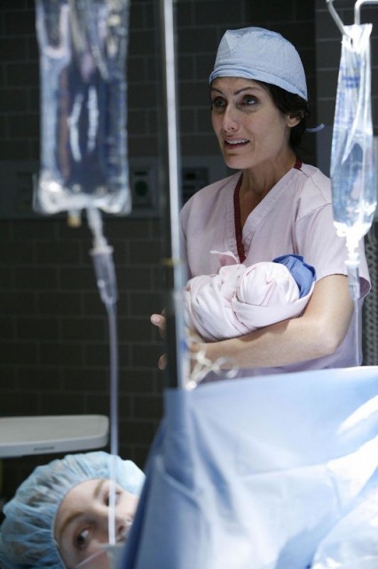 Cuddy récupérant le bébé de la femme ayant eu une césarienne.