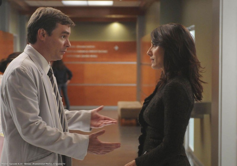 Wilson et Cuddy discutent dans les couloirs de l'hôpital.