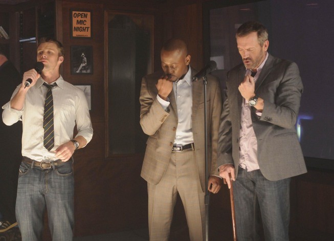Chase, Foreman et House chantent.