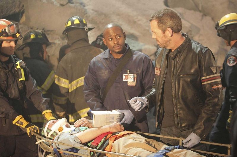 Foreman et House préparant une victime pour l'hôpital.
