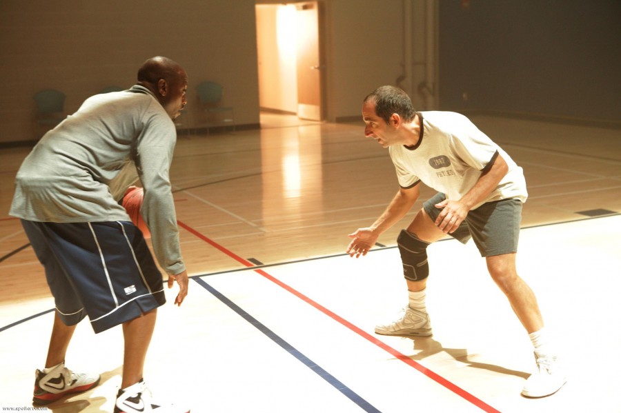 Foreman et Taub jouant au basket.